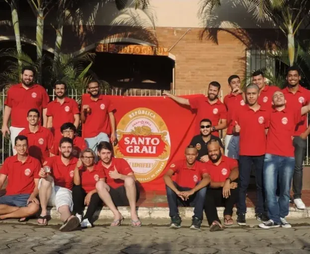 Equipe de esportes da Santo Grau uniformizada no ginásio da UNIFEI em 2019